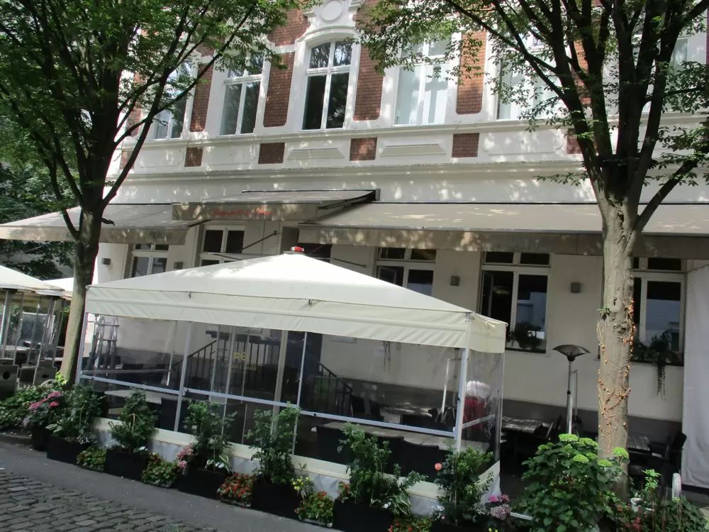 Spaghetti und Stars in Düsseldorf mit individueller Sonnen-Windschutz Lösung