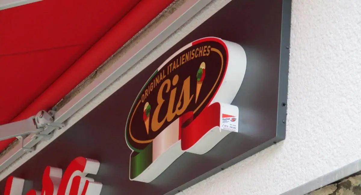 Eiscafé Calchera in Schleiden mit neuer Markise