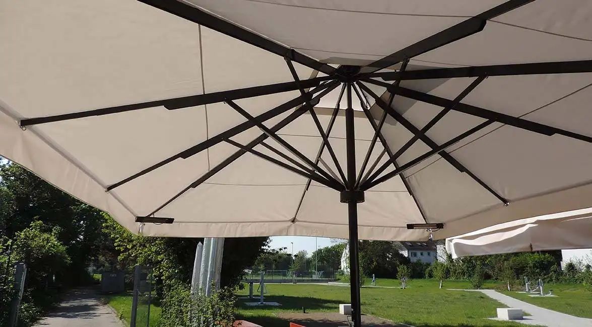 Bürgerstube in Düsseldorf mit drei neuen BigBen Großschirmen für die Terrasse
