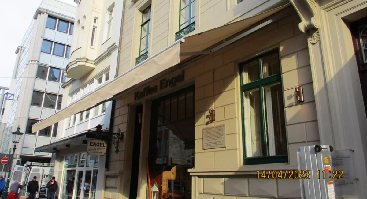 Café Engel bekommt eine neue Markise